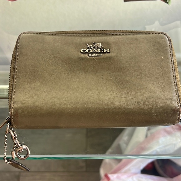 Coach Large Wallet EUC Olive Color Womens Clutch - Picture 1 of 15